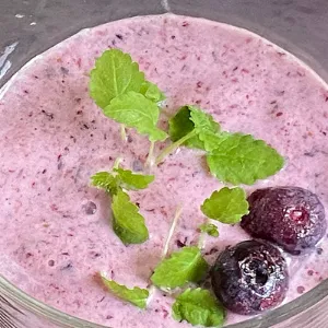 Napitek z mikrozelenjavo z vertikalnega vrta